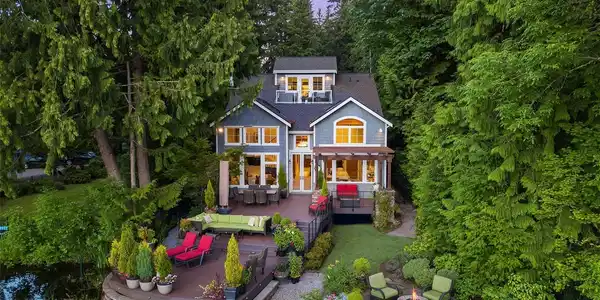 2437 Beaver Lake SE