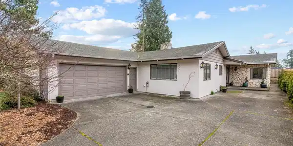 2221 Cedar