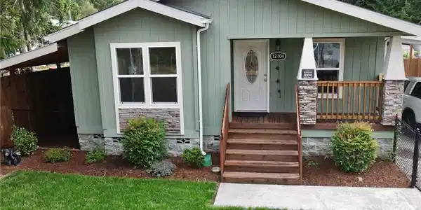 12104 Sanford SE