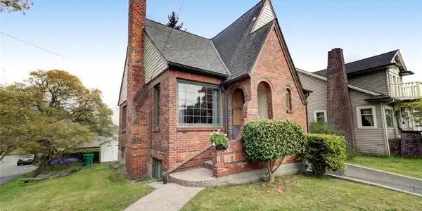 8258 15th NE