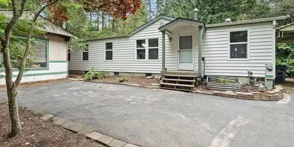 1130 Phillips Lake