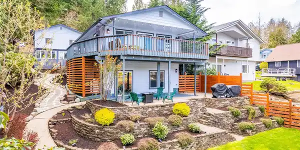 1390 Crescent