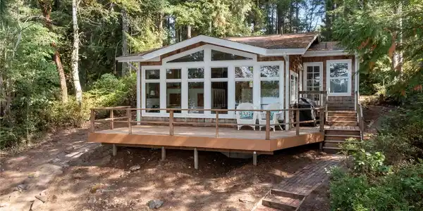 720 Phillips Lake Loop