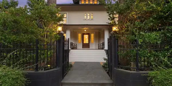 902 15th E