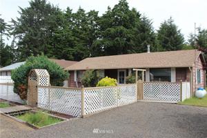 608 Woodland NE