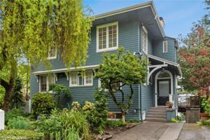 2712 10th E