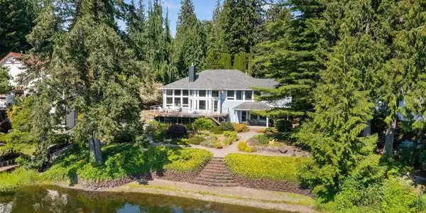 1537 Colonial SW