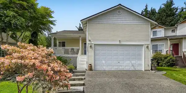 9402 17th NE