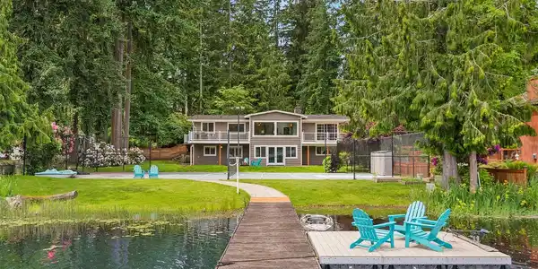 2302 Beaver Lake SE