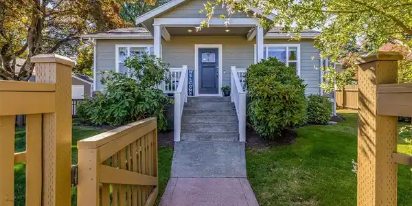 8525 17th NE