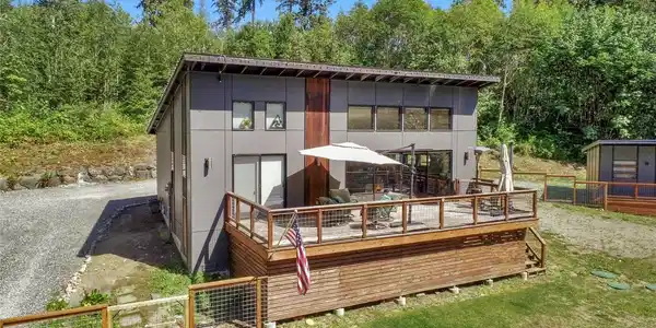 727 Lake Roesiger