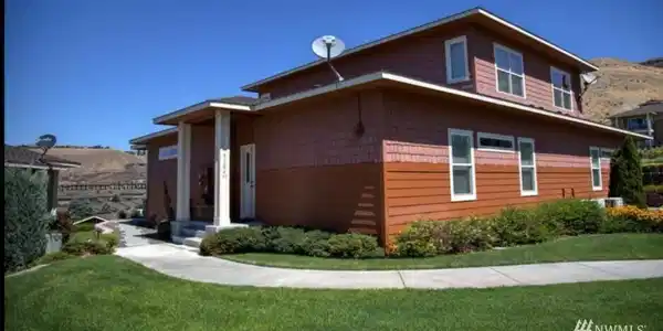 9104 Red Hawk NW