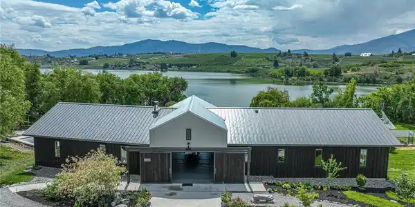3693 Wapato Lake