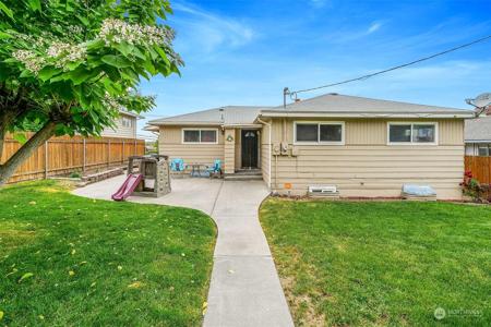 1122 Baker