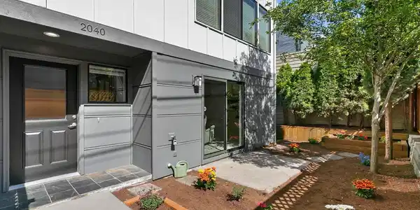 2040 Eastlake E