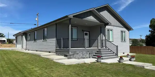 724 Main Ave W