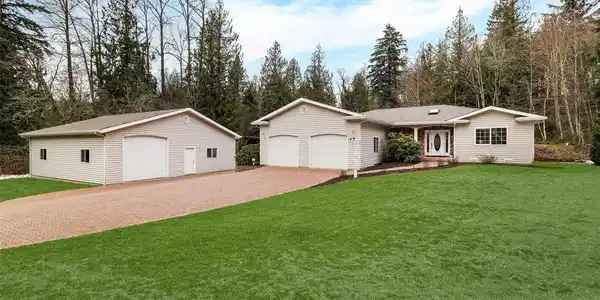 17822 Spring Lake SE