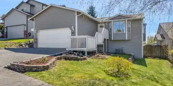 1011 Lake Crest