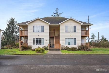 671 Sunset NE