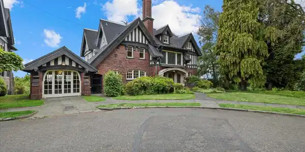 1047 Belmont E