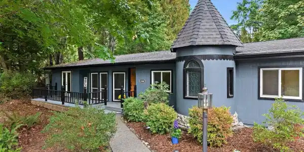 33040 Lake Holm SE