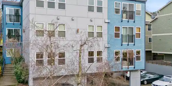 1122 10th E