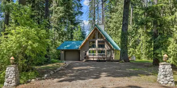 961 Lake Cabins