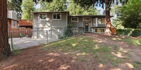 5609 195th E
