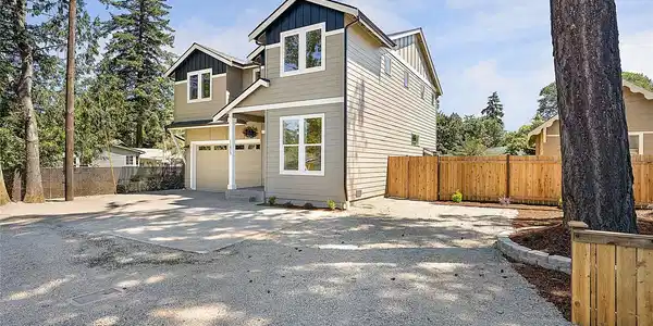 11813 Vernon SW
