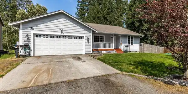 22043 Plateau SE