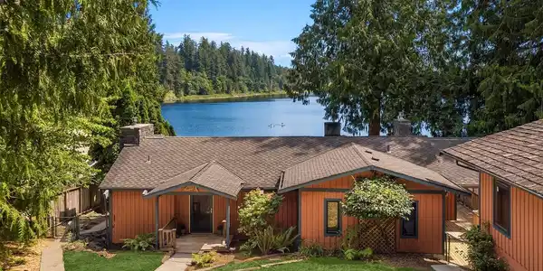 18028 Spring Lake SE