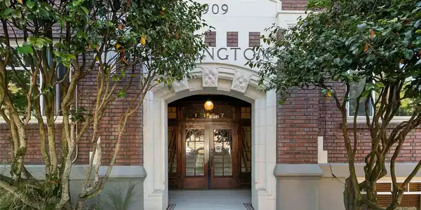 1107 Denny
