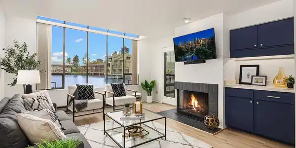 4 Lake Bellevue