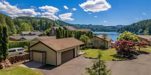 1513 Summit Lake Shore NW