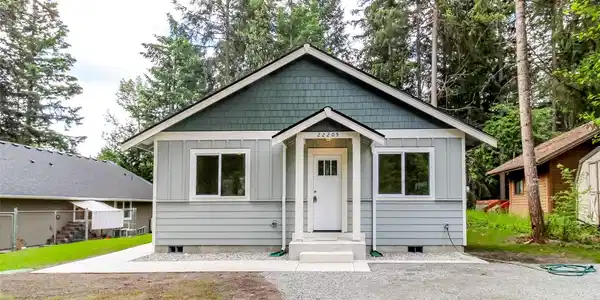 22205 Clear Lake SE