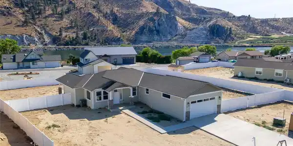 3862 Stayman Flats