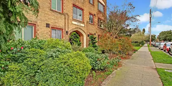2203 Yale E