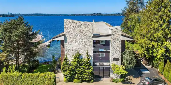 6201 Lake Washington NE