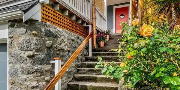 736 N 70TH Street