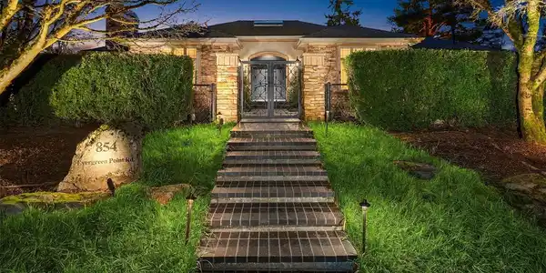 854 Evergreen Point