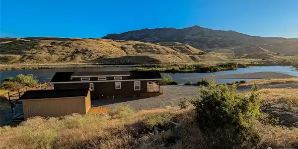 821 Riverside