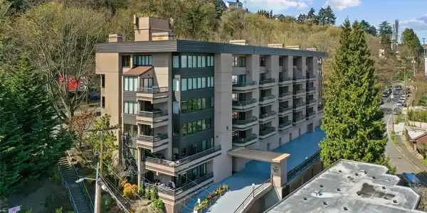 700 Crockett