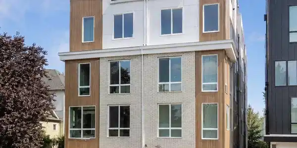 222 10th E