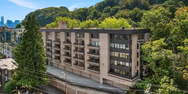 700 Crockett