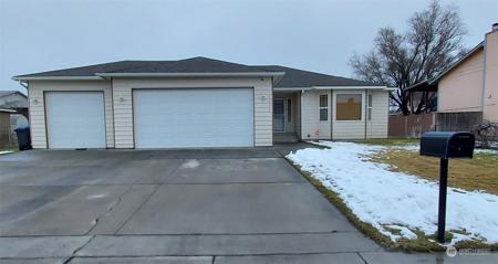 1323 Lakeway Dr