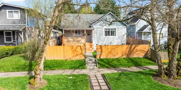 2115 Ainsworth
