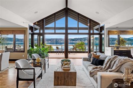 1402 Lake Sammamish SE