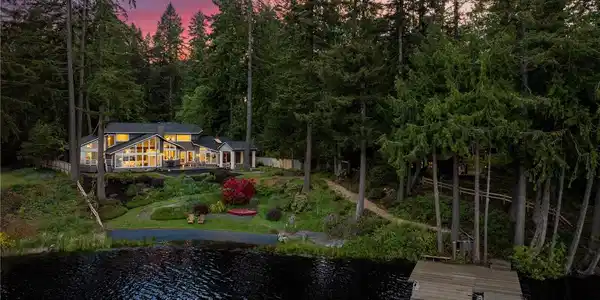 1916 Beaver Lake SE