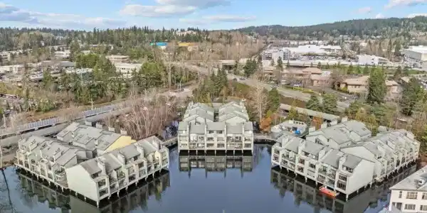 7 Lake Bellevue