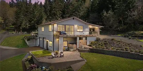 2020 Summit Lake Shore NW